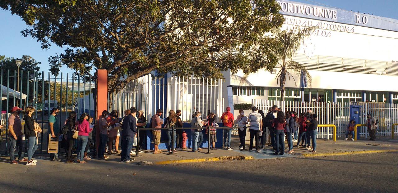 $!Se desborda alta demanda de vacunas en el Polideportivo de la UAS, en Mazatlán; la fila superó el área de la alberca olímpica