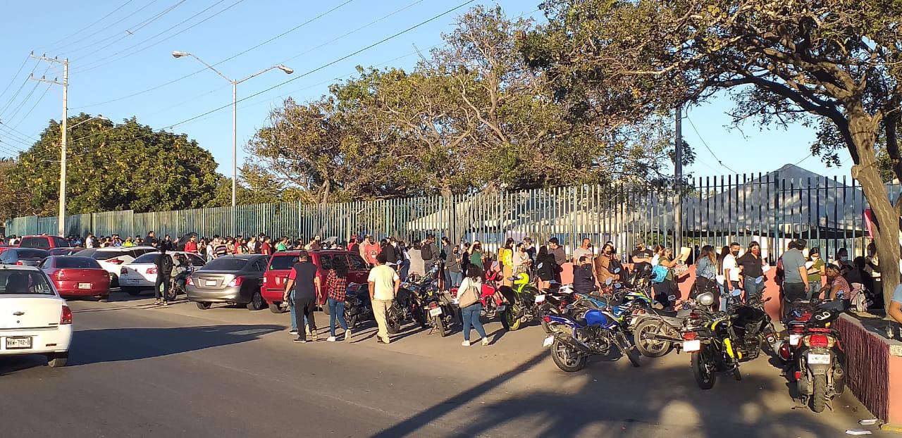 $!Se desborda alta demanda de vacunas en el Polideportivo de la UAS, en Mazatlán; la fila superó el área de la alberca olímpica