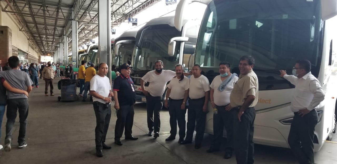 $!Sin salidas al sur, Central Camionera tiene 800 pasajeros varados y 300 unidades detenidas en Culiacán