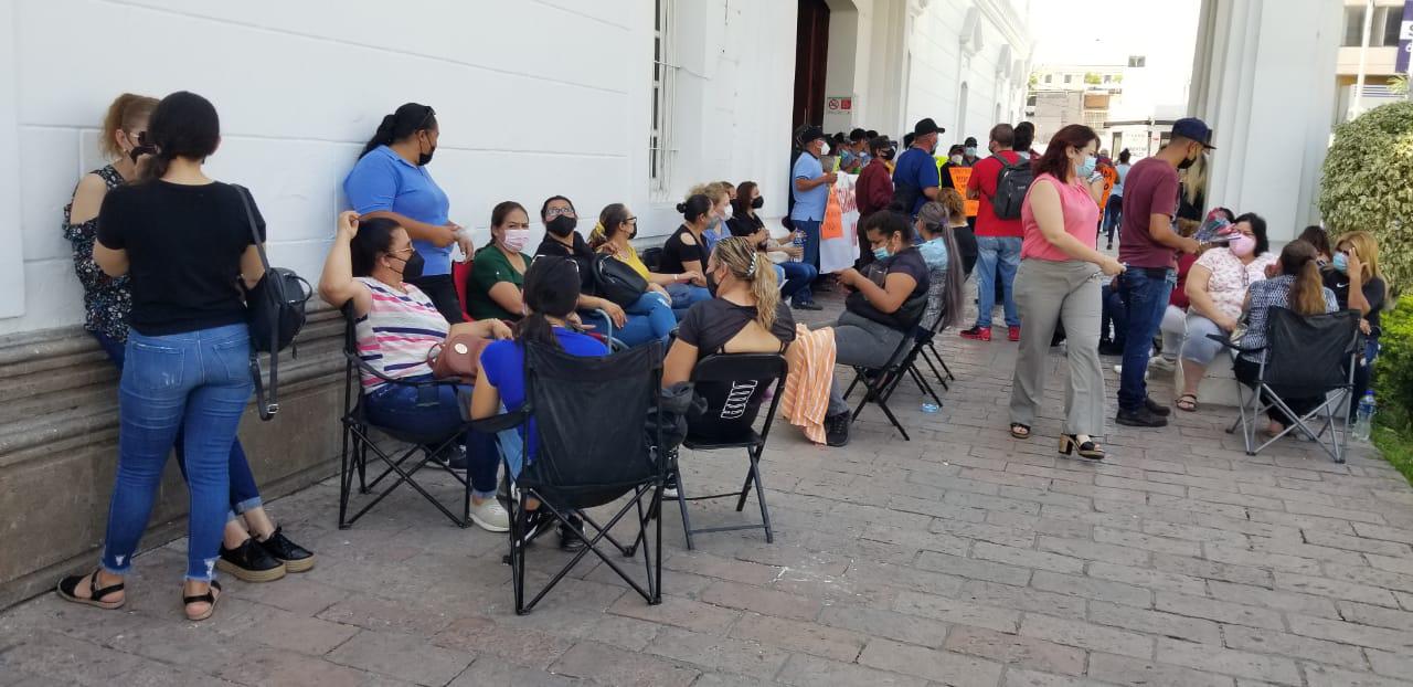 $!Policías jubilados y viudas toman el Ayuntamiento de Culiacán en protesta por ‘moche’ del finiquito y homologación de pensiones