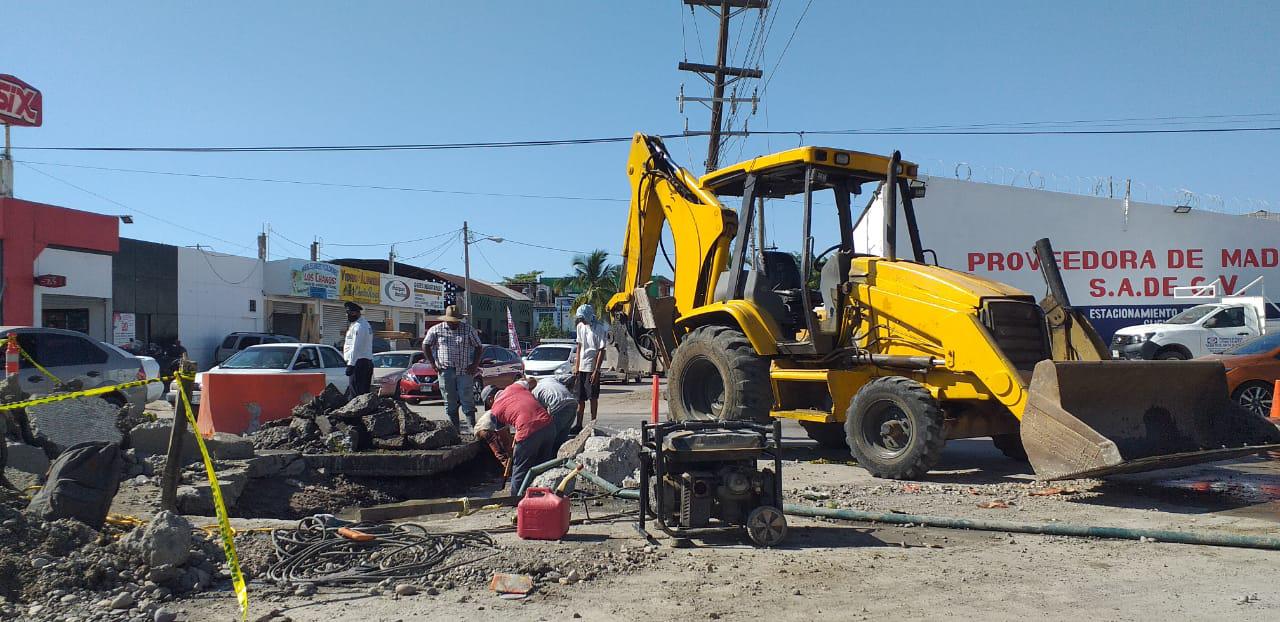 $!Continúan las obras en la Gabriel Leyva, de Mazatlán, entre tráfico y falta de agua en colonias