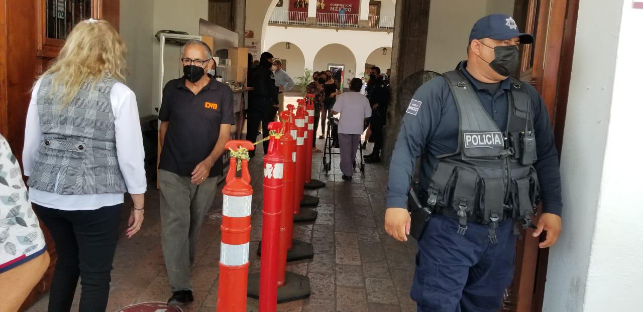 $!Policías jubilados y viudas protestan en el Palacio Municipal de Culiacán; exigen pagos pendientes