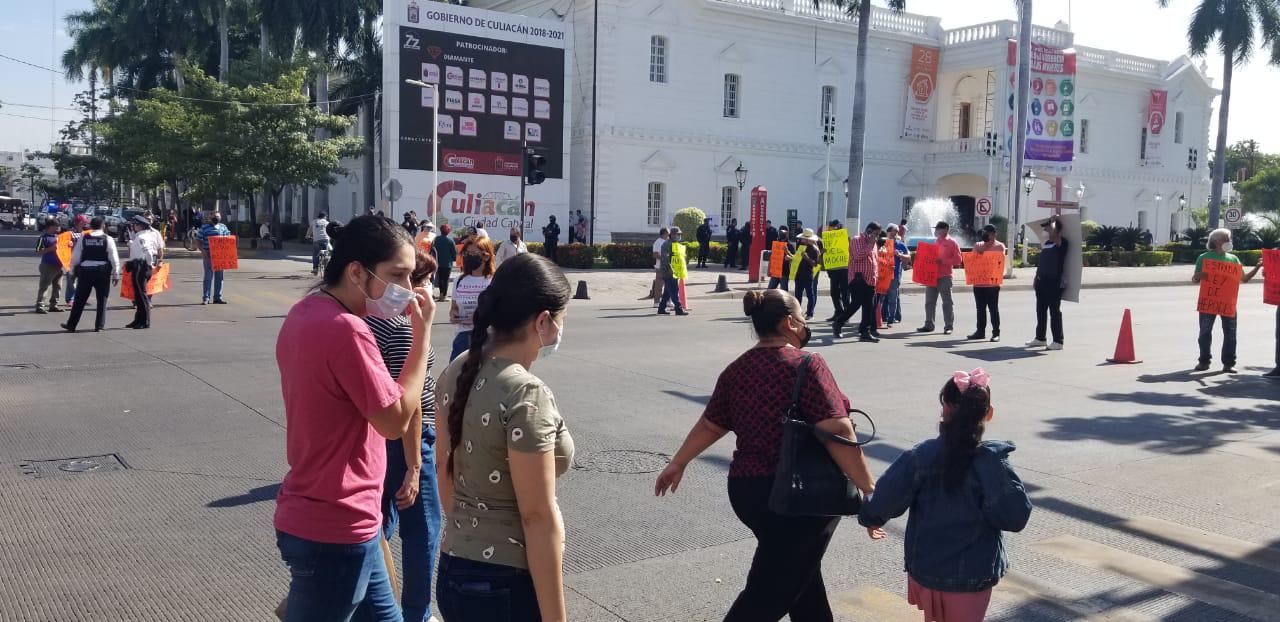 $!¡Tome precauciones! Policías jubilados tienen cerradas vialidades del Centro de Culiacán