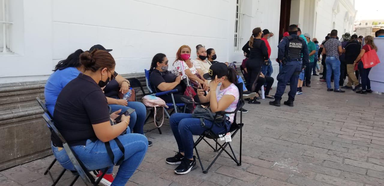 $!Policías jubilados y viudas protestan en el Palacio Municipal de Culiacán; exigen pagos pendientes