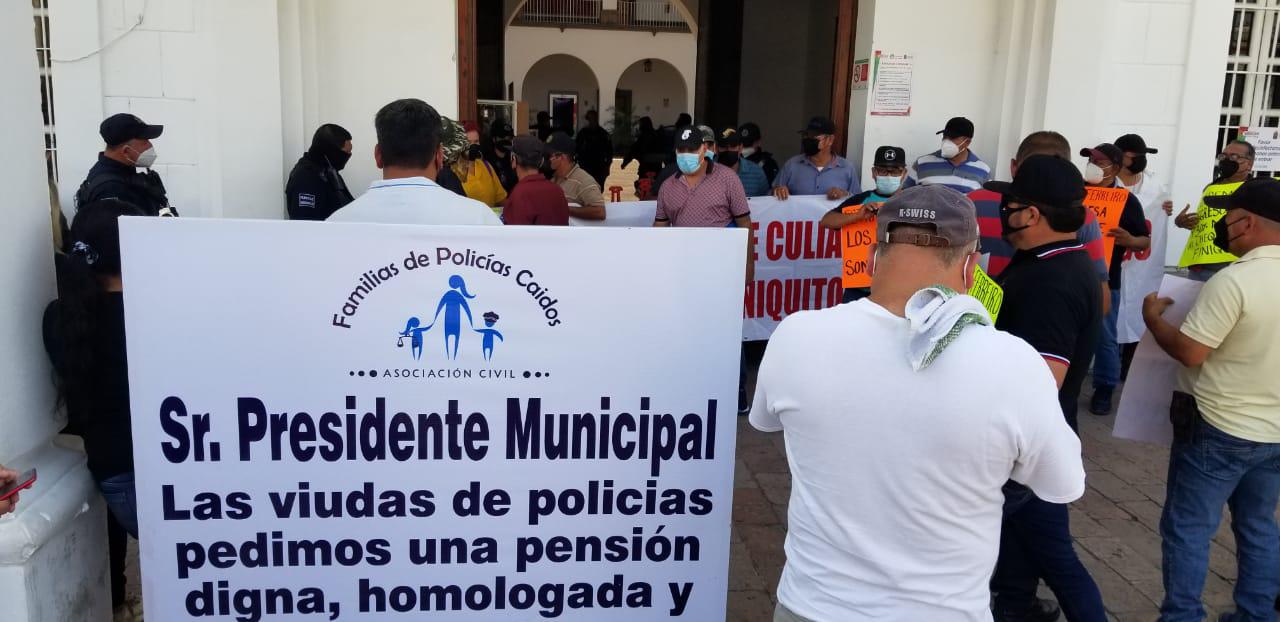 $!Policías jubilados y viudas toman el Ayuntamiento de Culiacán en protesta por ‘moche’ del finiquito y homologación de pensiones