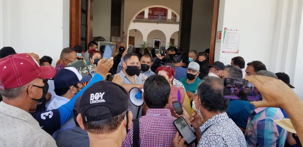 $!Policías jubilados y viudas protestan en el Palacio Municipal de Culiacán; exigen pagos pendientes