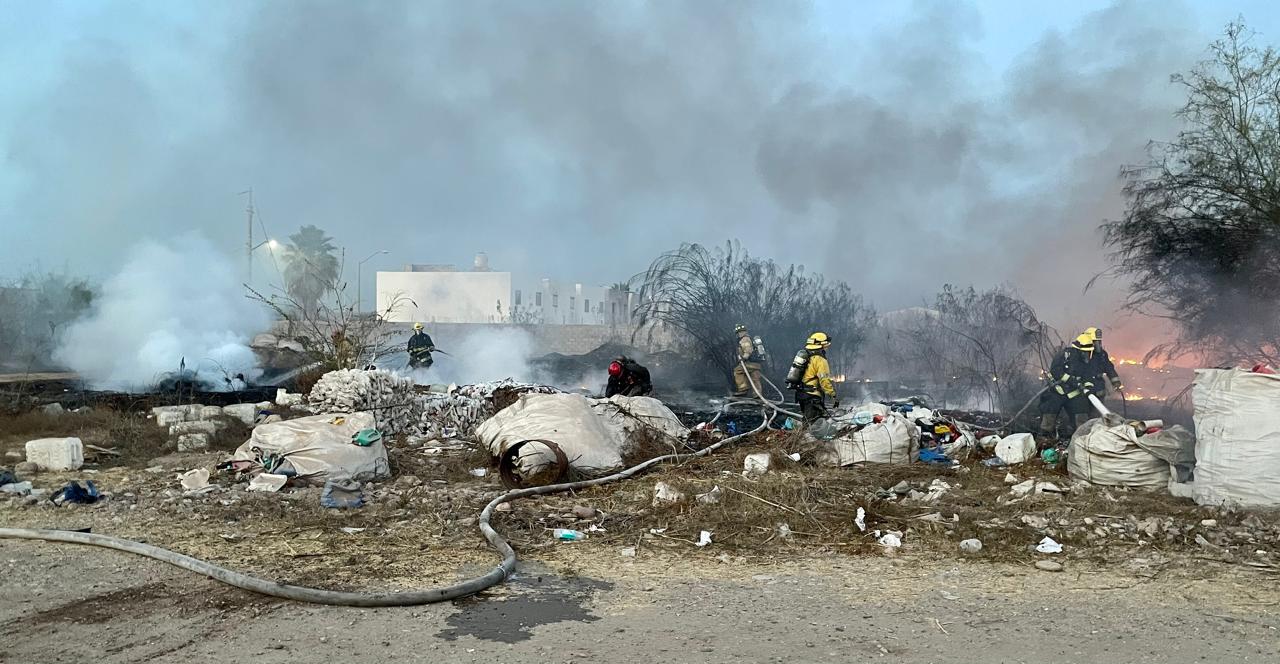 $!Se incendia un lote baldío del fraccionamiento Santa Rocío, en Culiacán