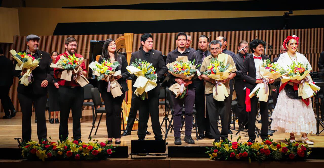$!Los participantes reciben reconocimientos.