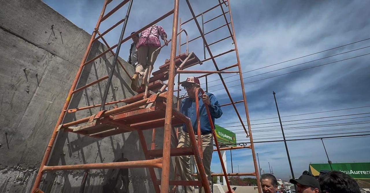 $!Realiza Rocha visita sorpresa a Mazatlán; recorre de nuevo el puente de la Colosio y el mercado Pino Suárez