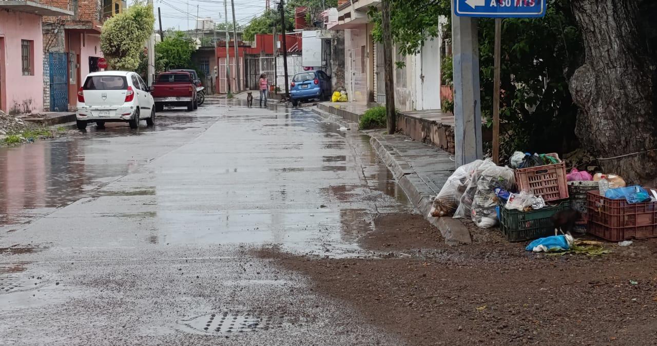 $!Lluvias dañan reencarpetado de avenida en Escuinapa