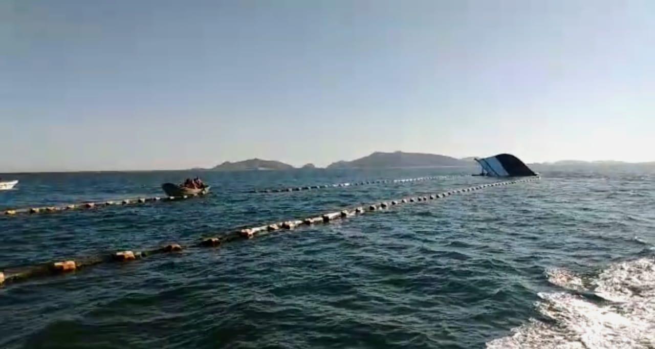 $!Chocan ferri y barco camaronero en Topolobampo