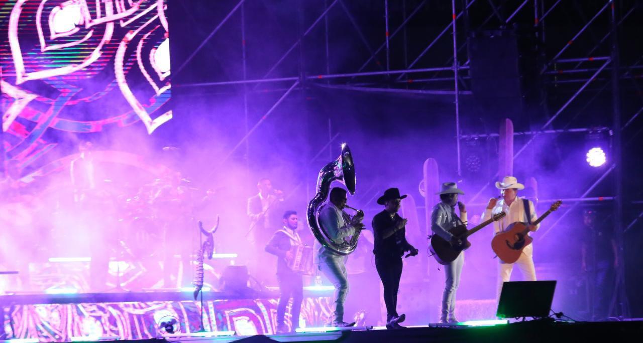 $!Canta Christian Nodal por primera vez en Mazatlán