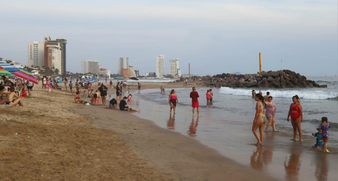 $!Tienen playas de Mazatlán alta afluencia durante segundo día vacacional