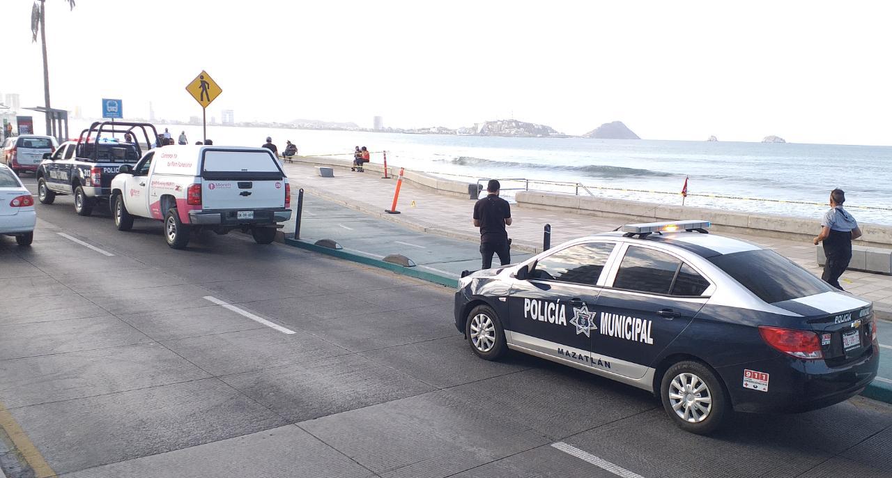 $!Tragedia en el malecón de Mazatlán: muere mujer tras caer a escalera de acceso a la playa