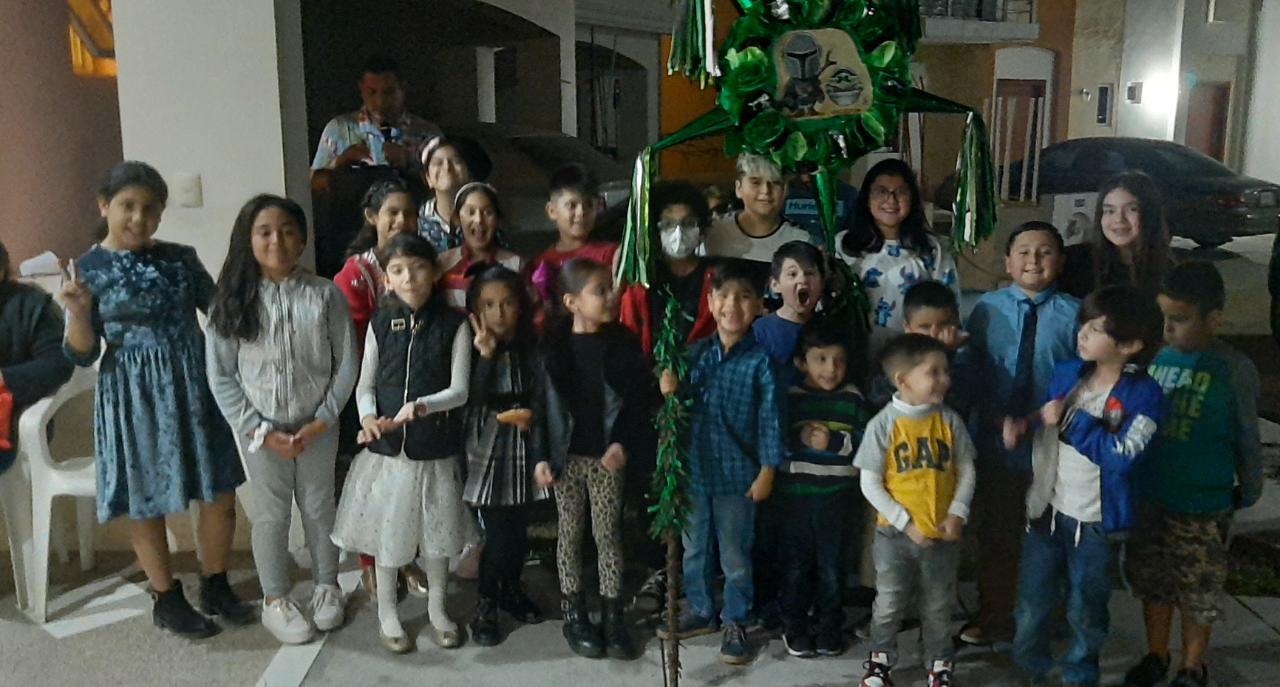 $!El festejado entre sus amiguitos.