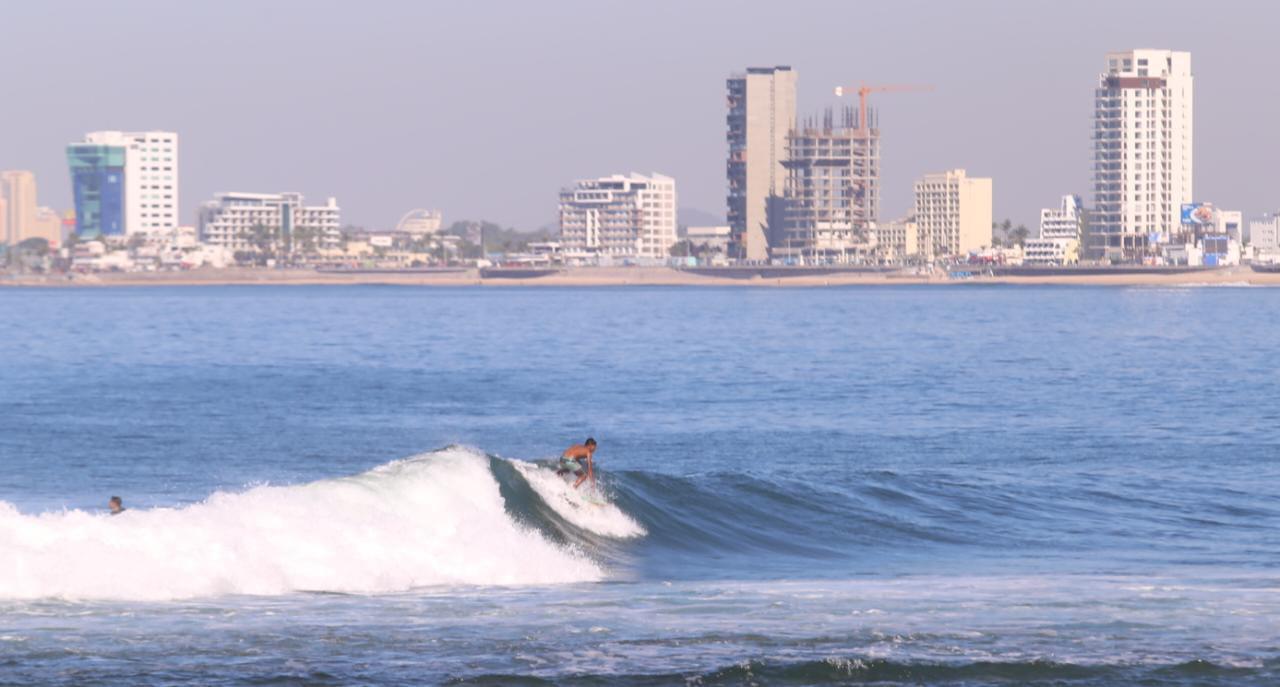 Surfistas cierran 2022 dominando las olas en Mazatlán