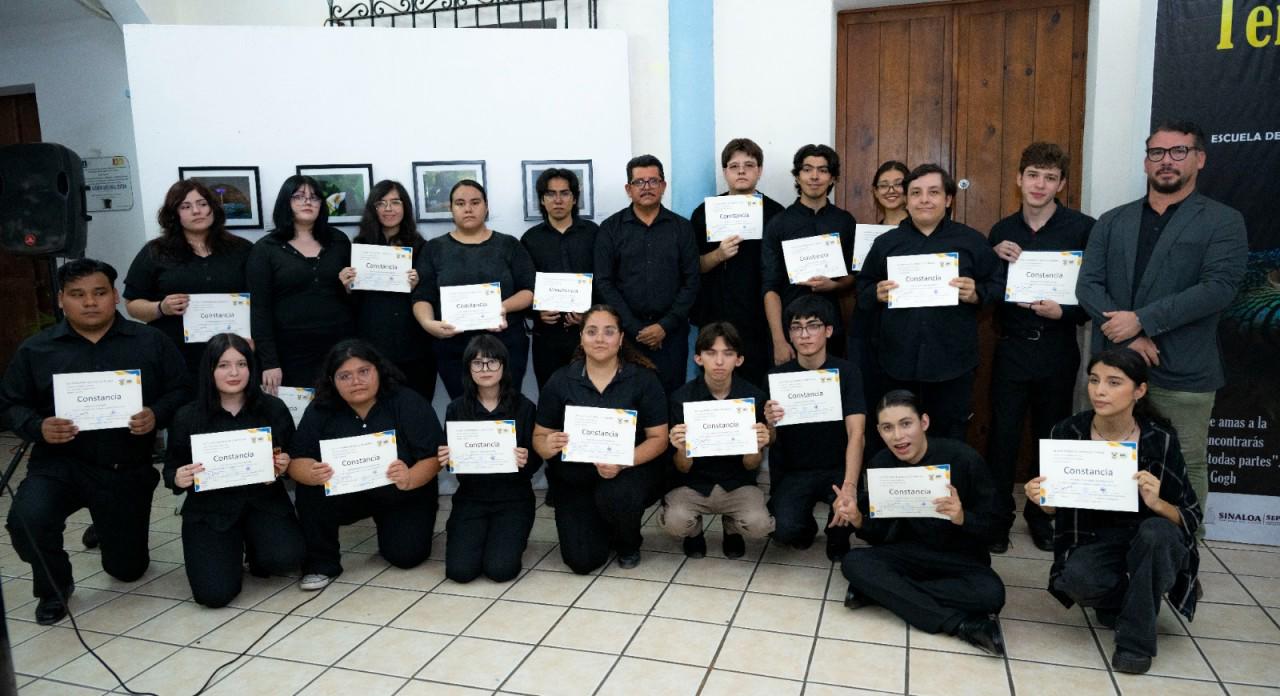 $!Los alumnos recibieron diploma de participación.