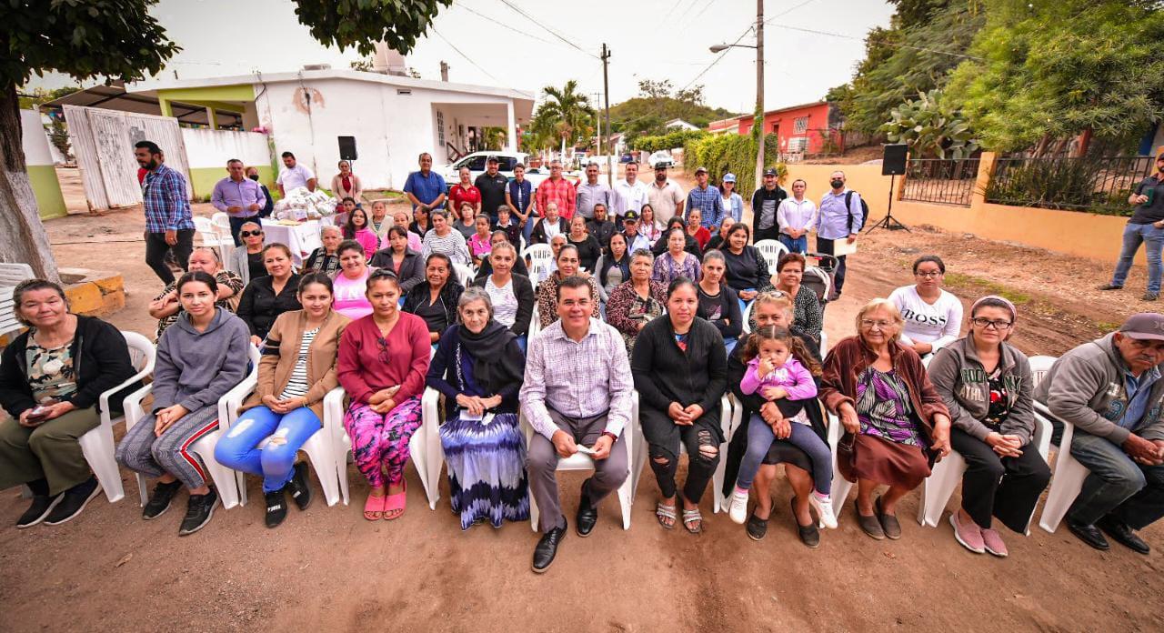 $!Promete Gobierno de Mazatlán cambiar alumbrado público y reconstruir barda de primaria en Puerta de Canoas