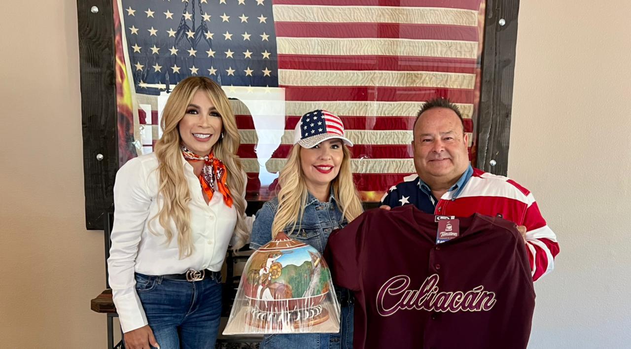 $!La legisladora sinaloense Verónica Avilés Rochín fue invitada el desfile anual de Ontario