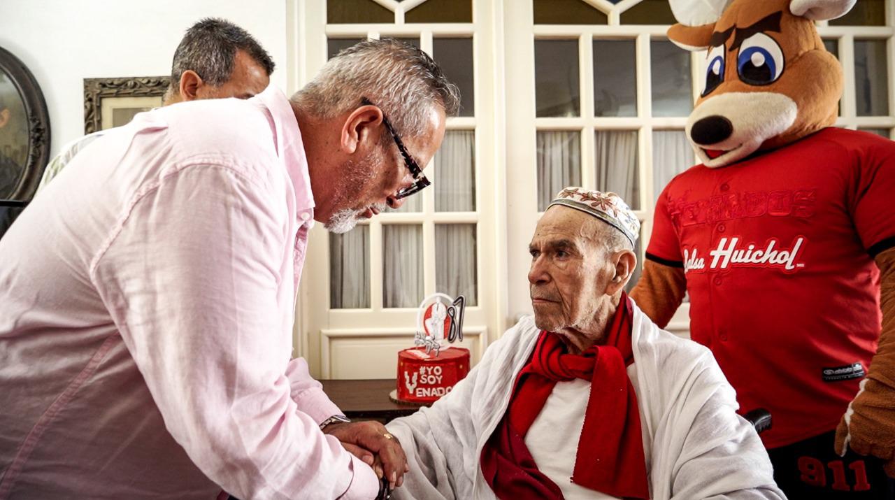 $!José Antonio Toledo Ortiz, director general del Club Venados al momento de saludar al maestro.