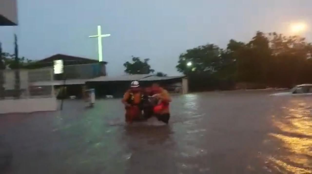 $!No son 2, sino 3 los héroes de Protección Civil estatal que atienden pipazo y la inundación, en Culiacán