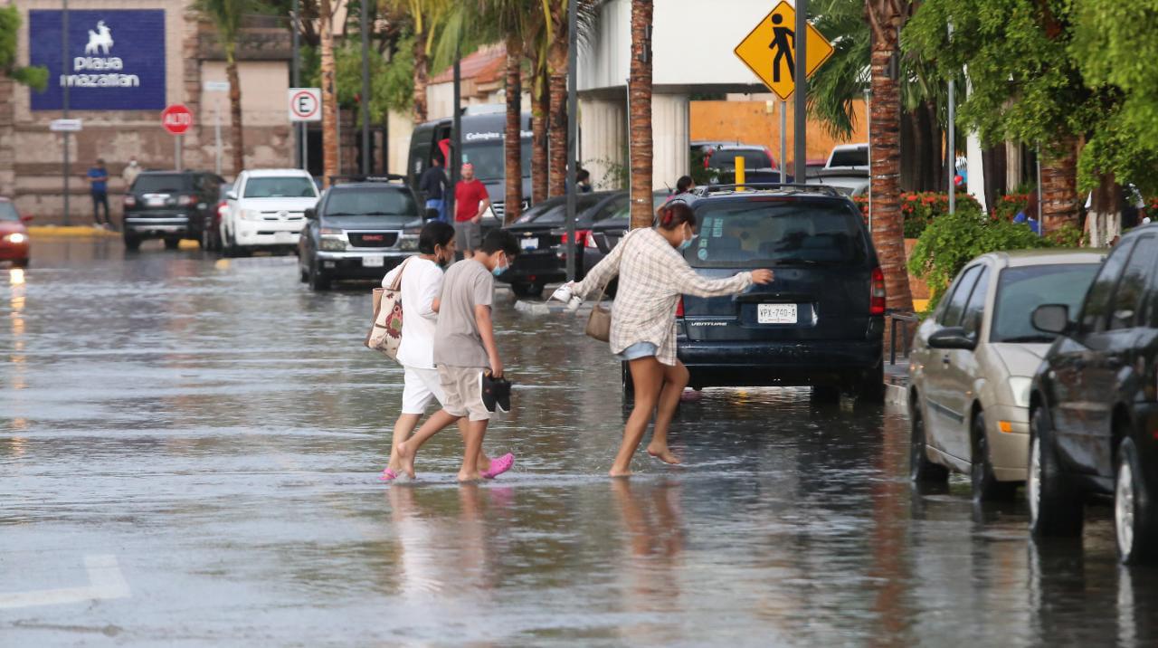 $!Mazatlán padece estragos por la tormenta durante la madrugada