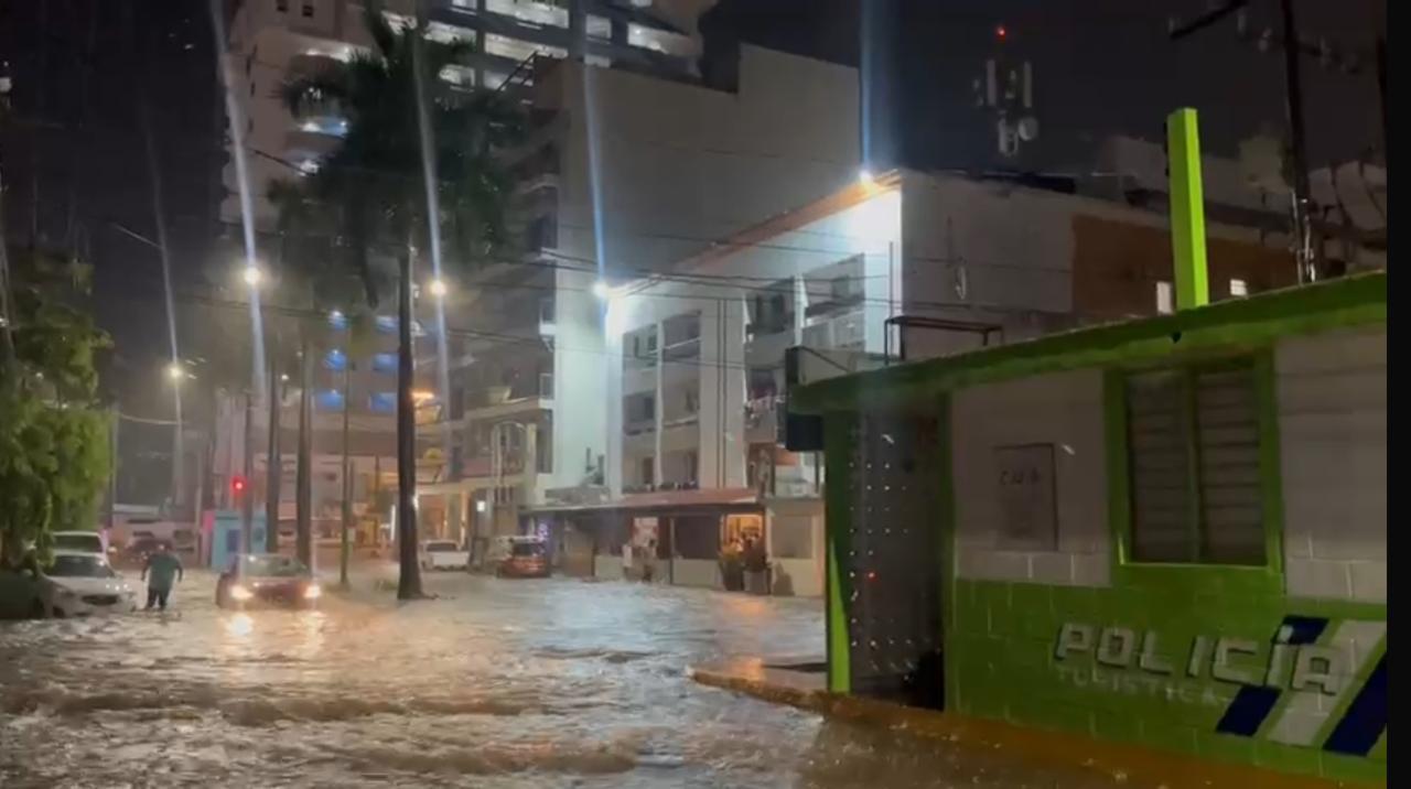 $!Tormenta eléctrica sorprende a Mazatlán este jueves