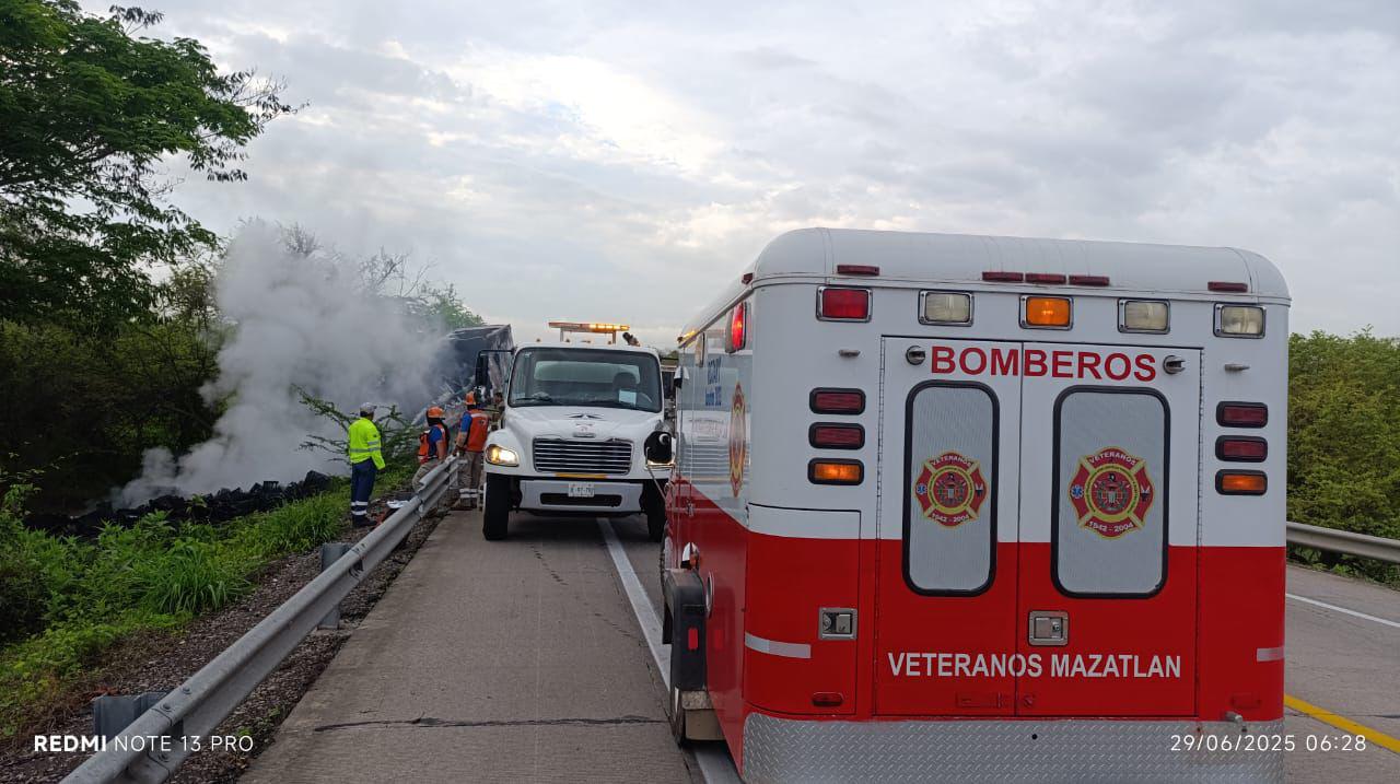 $!Conductor muere tras accidente e incendio de su tráiler en la autopista Tepic-Mazatlán