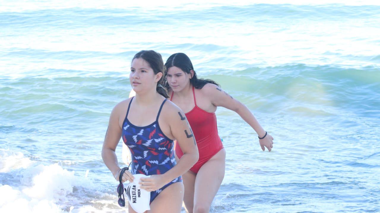 $!Conquistan el fresco mar nadadores mazatlecos en selectivo municipal