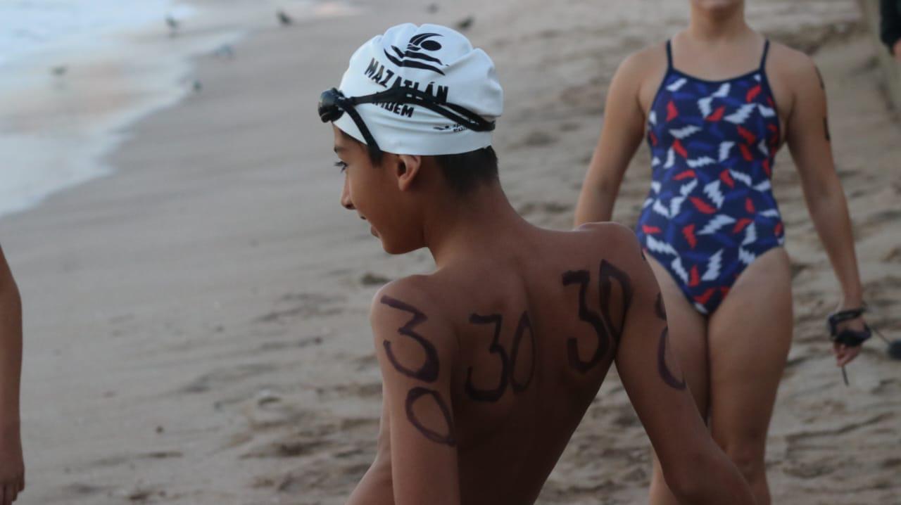 $!Conquistan el fresco mar nadadores mazatlecos en selectivo municipal