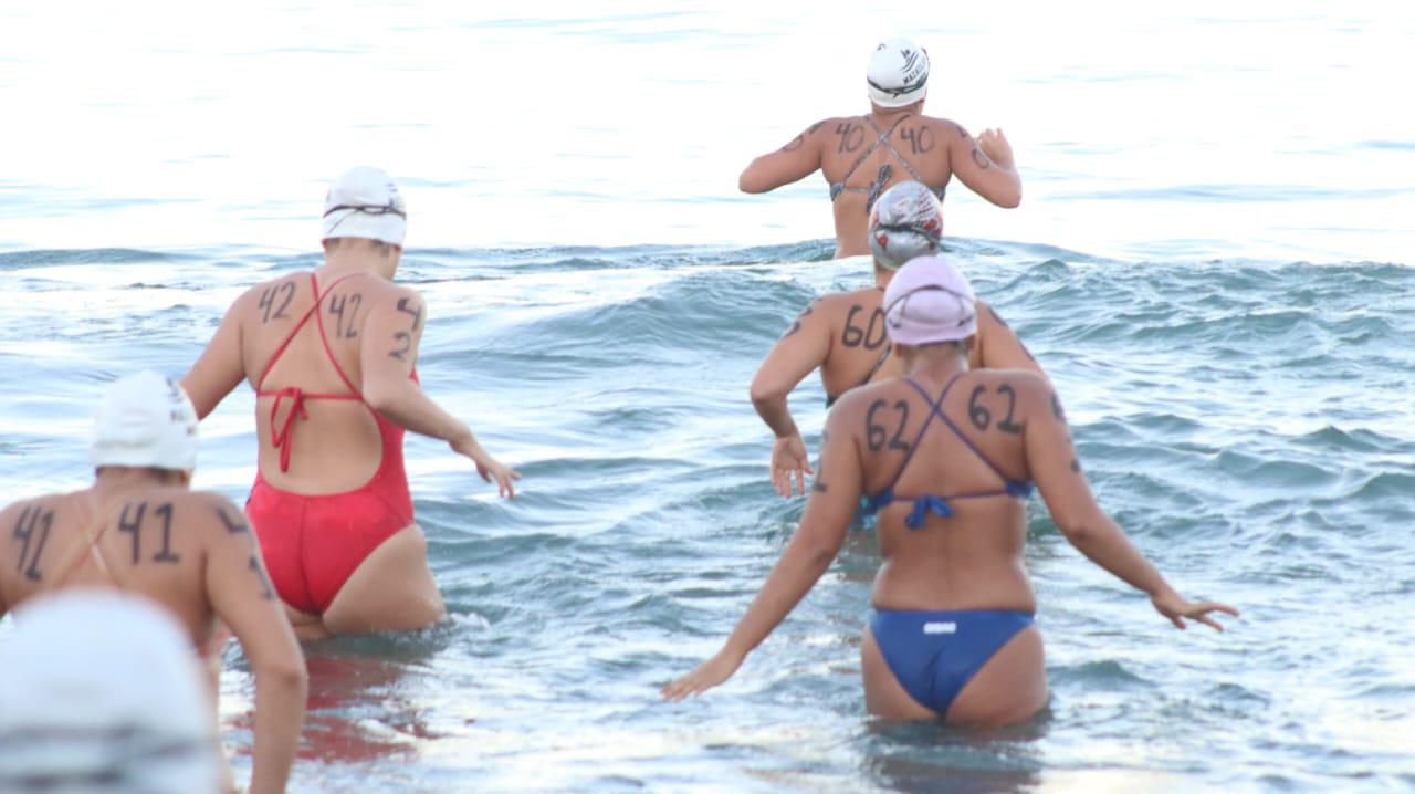 $!Conquistan el fresco mar nadadores mazatlecos en selectivo municipal