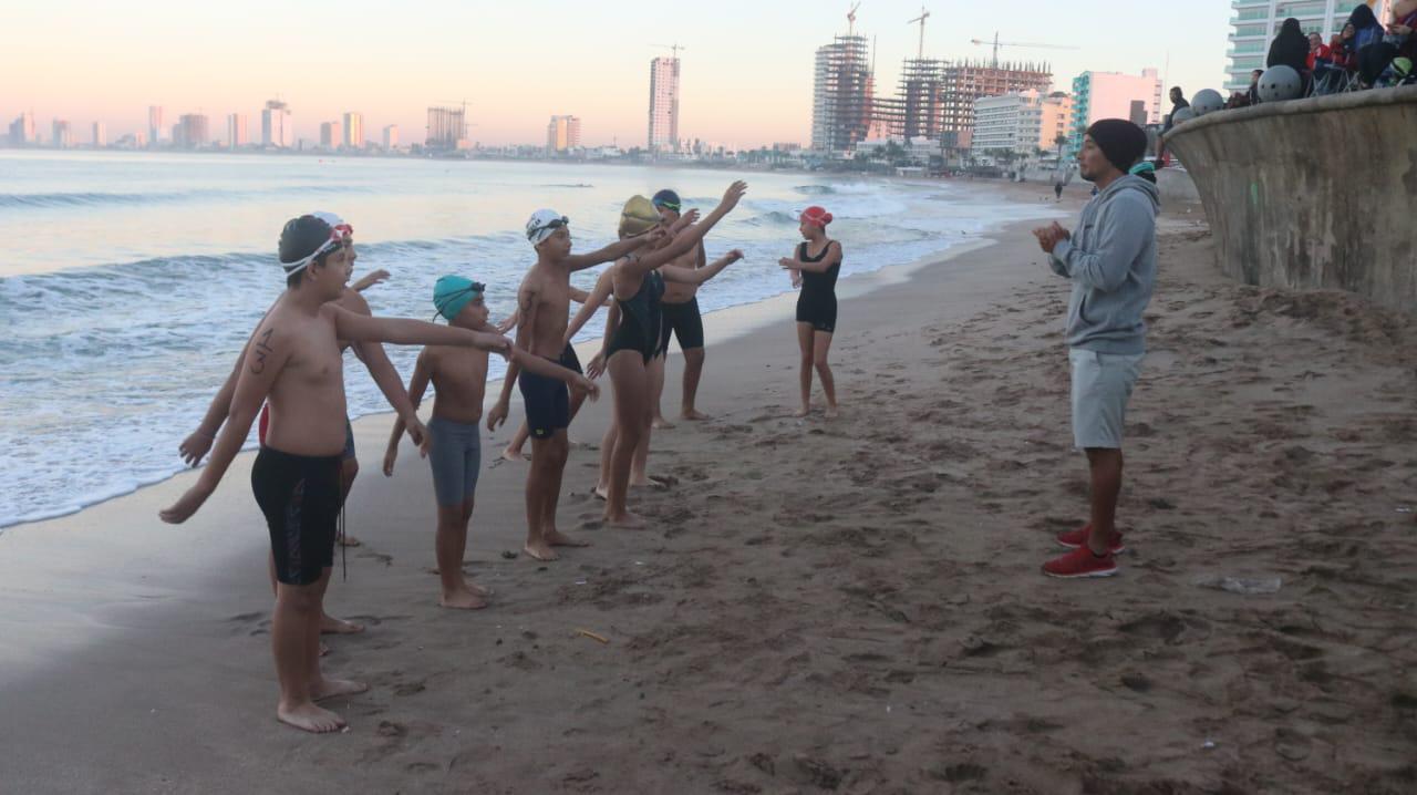 $!Conquistan el fresco mar nadadores mazatlecos en selectivo municipal