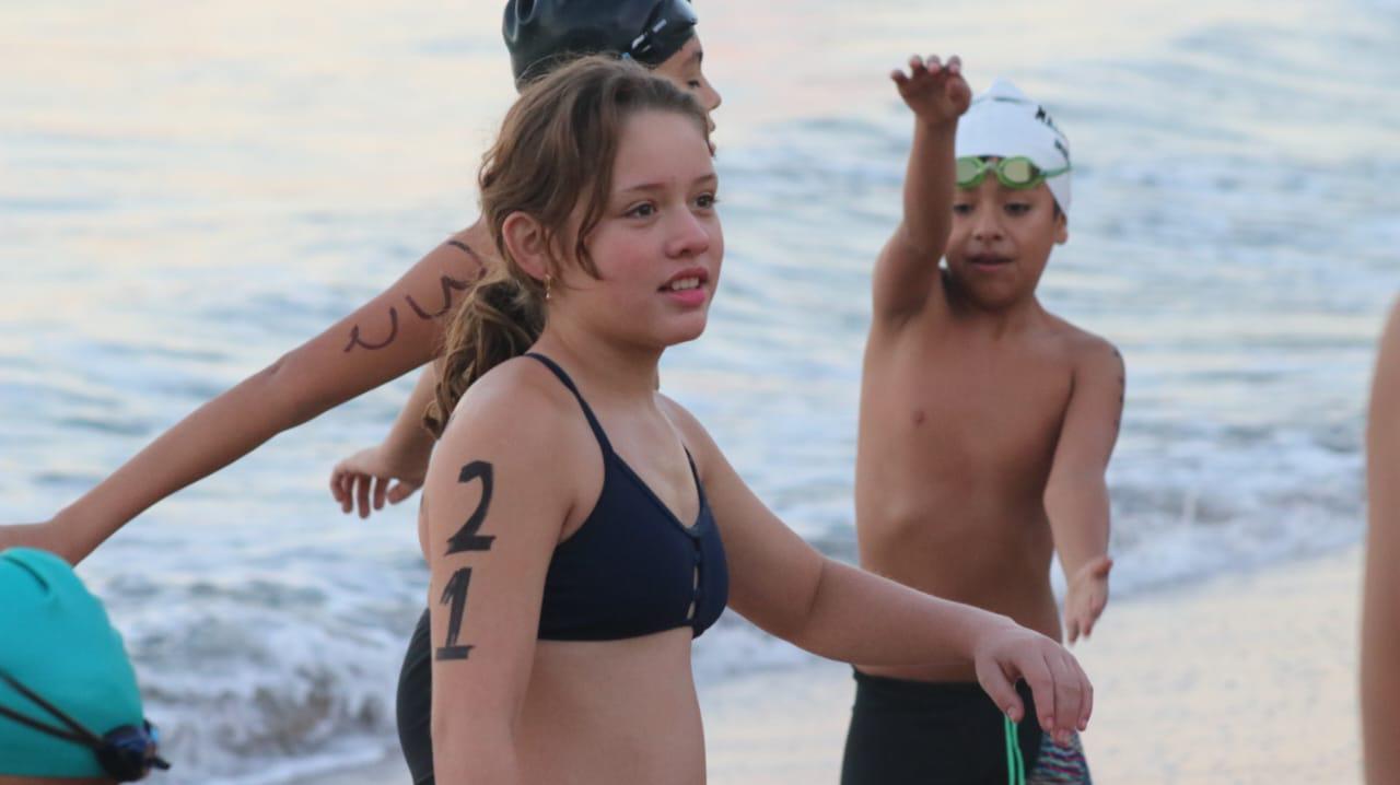 $!Conquistan el fresco mar nadadores mazatlecos en selectivo municipal