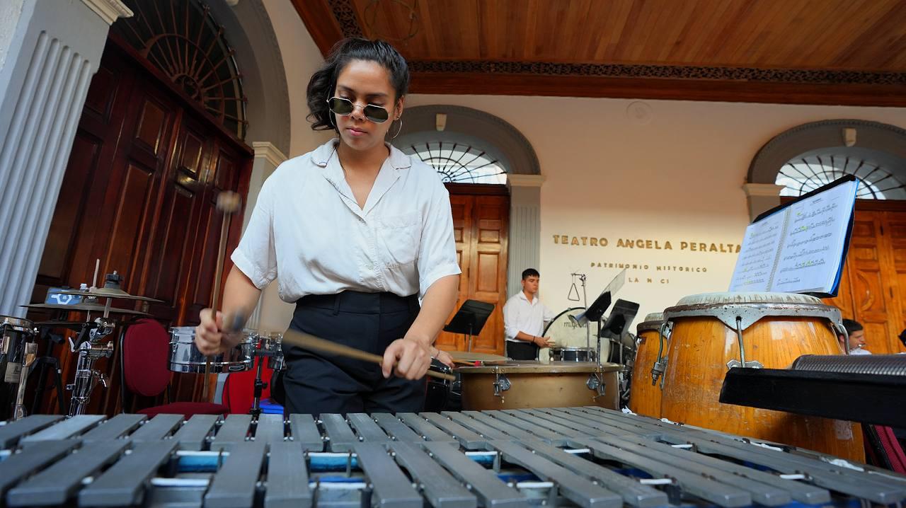 $!La música de la marimba puso a mover en sus sillas a los convencionistas.