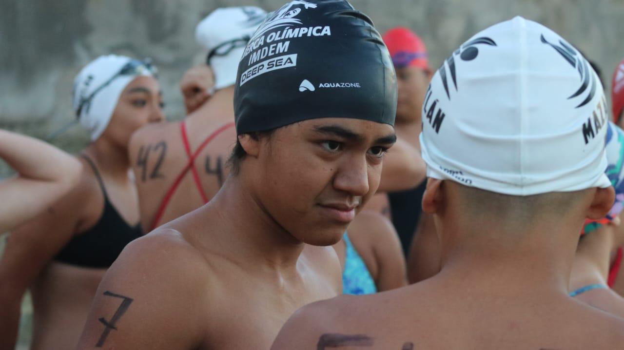 $!Conquistan el fresco mar nadadores mazatlecos en selectivo municipal