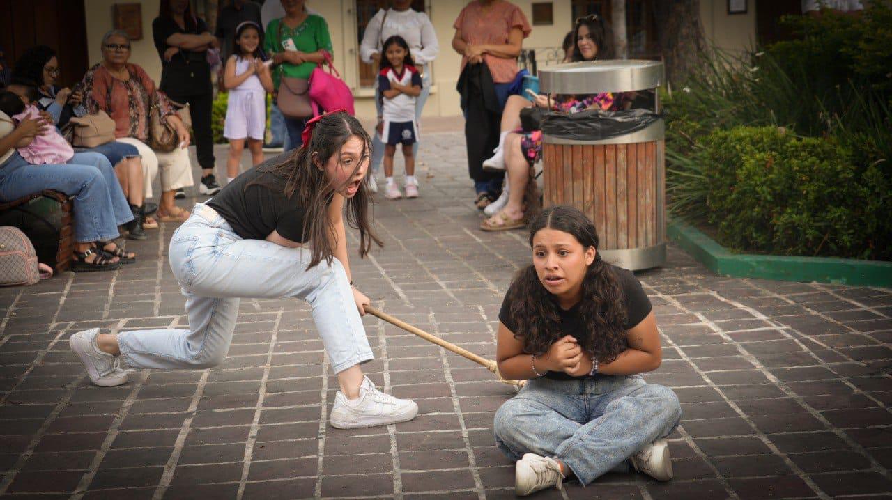 $!La Plazuela Machado, restaurantes aledaños, así como la entrada del Centro Municipal de las Artes y el pórtico del Teatro Ángela Peralta, fueron los escenarios.