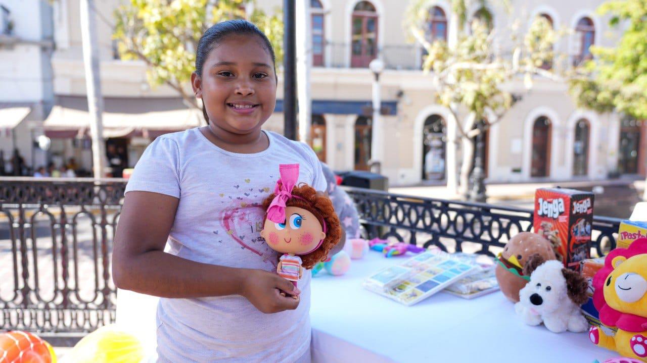 $!Se unen mazatlecos a la realeza del Carnaval para donar juguetes