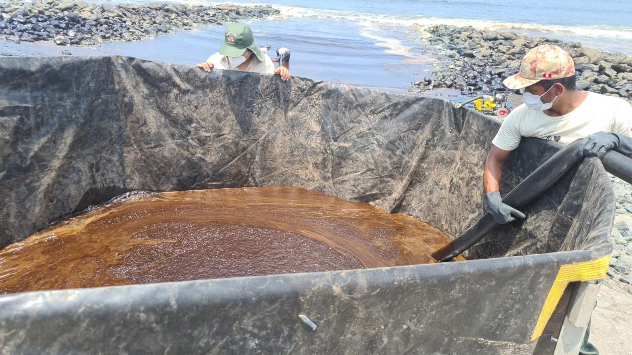 $!Petróleo extraído es depositado en pozos con una capacidad de dos mil galones. En la limpieza participan guardaparques del Sernanp.