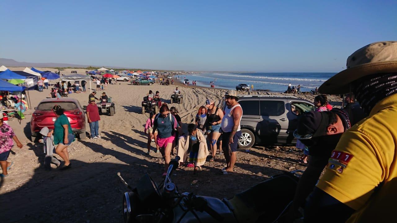 $!Turistas inician retiro de playas al término de este viernes santo