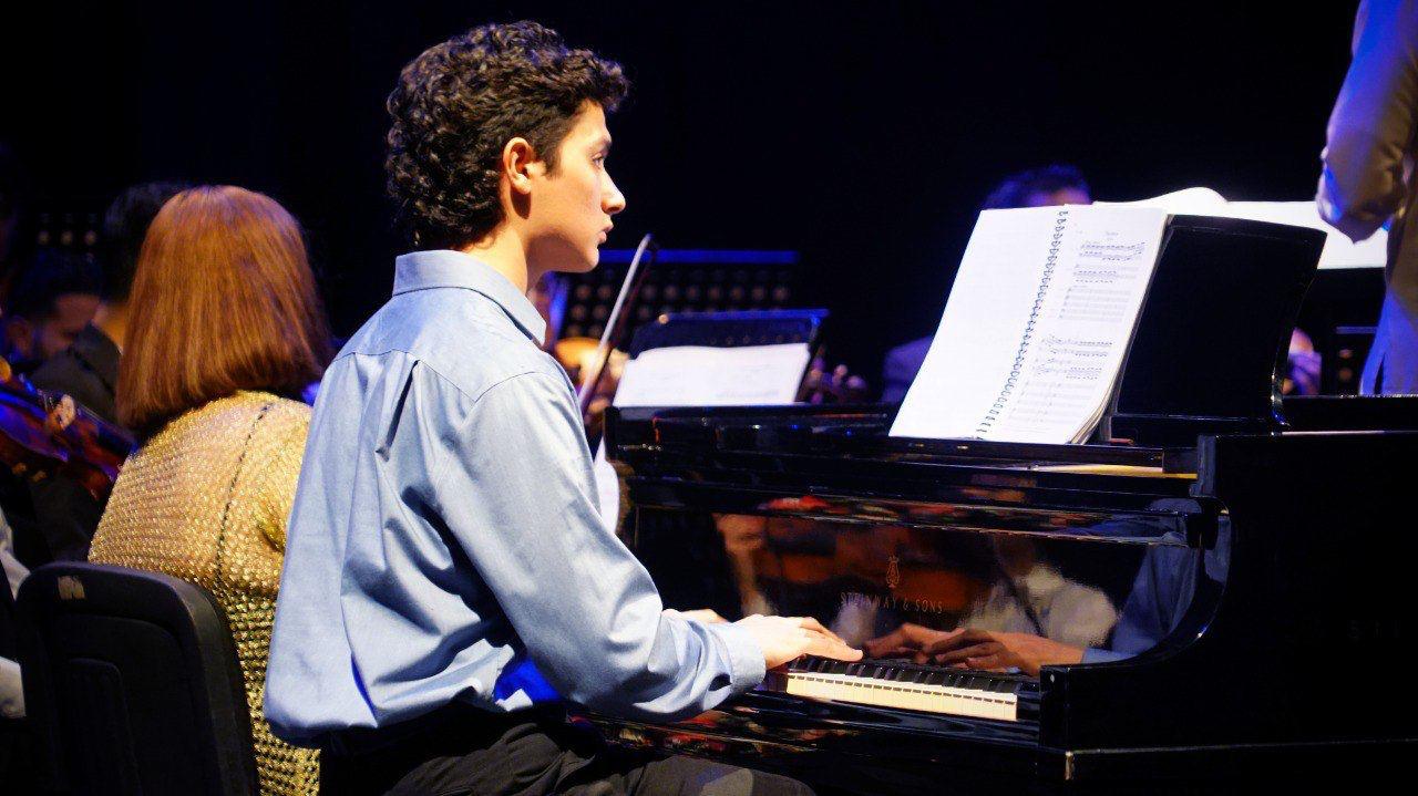 $!Elías Esparza en el piano.