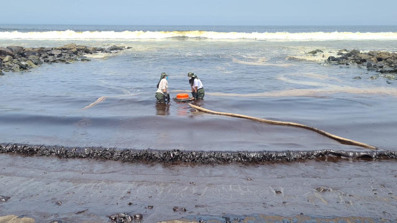 $!Personal de Sernanp apoya en la extracción del hidrocarburo en la playa Pocitas, en la Zona Reservada dAncón.