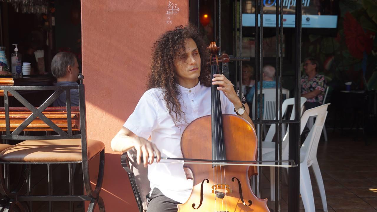 $!El chelista e integrante de la Camerata Mazatlán, Luis Corrales, amenizó y dio la bienvenida a los miembros de la comunidad internacional .