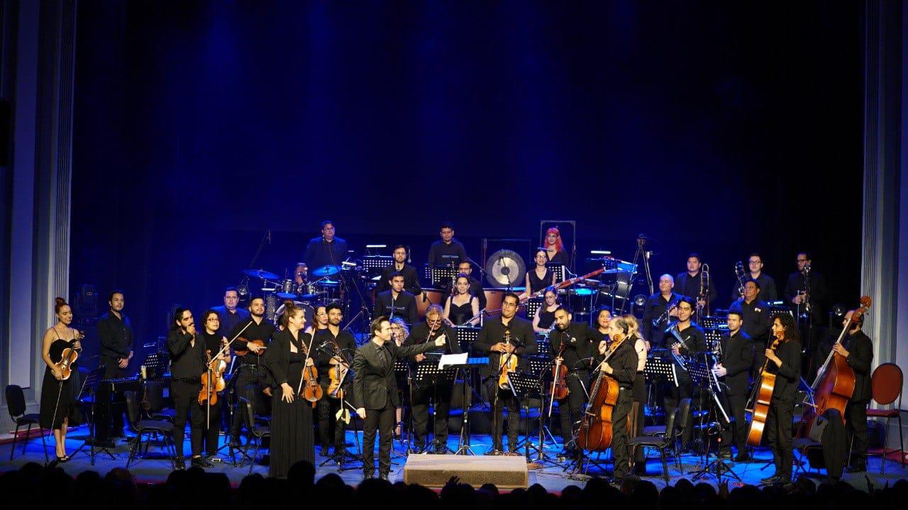 $!la Camerata Mazatlán, bajo la conducción del director invitado Sergio Freeman, agradeció los aplausos de los presentes.