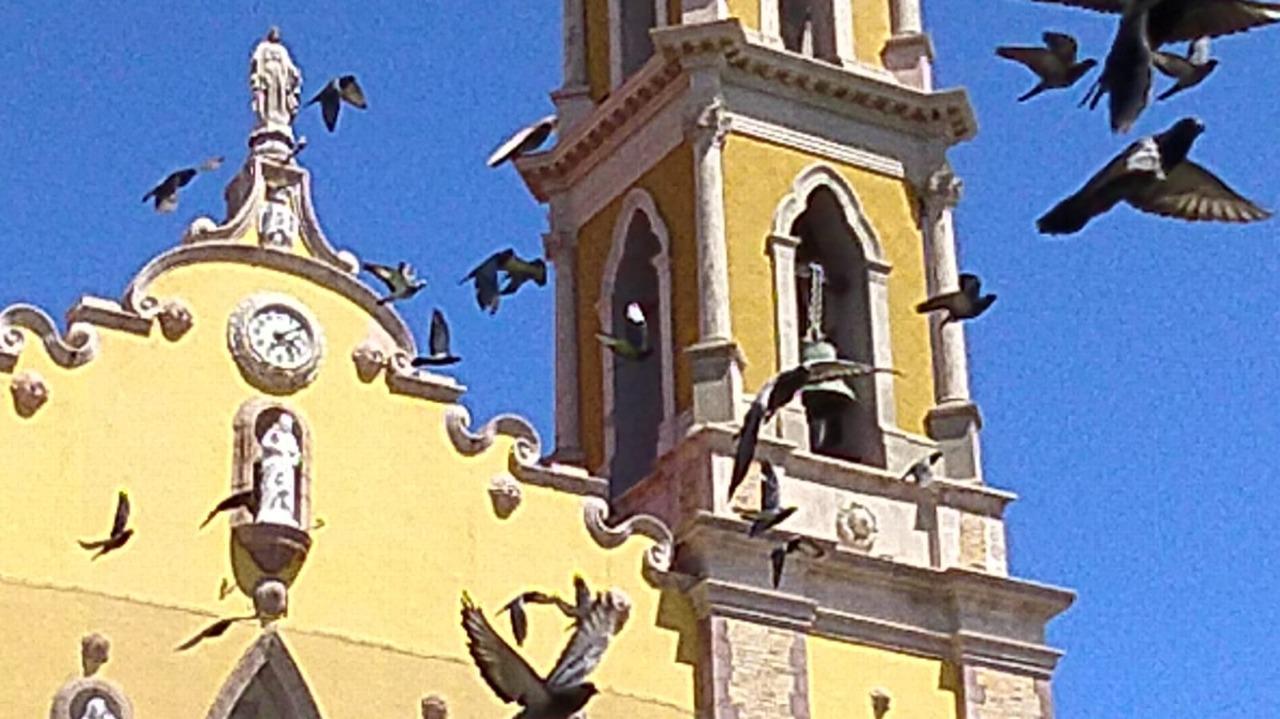 $!En la Catedral de Mazatlán repican las campanas por los 200 años de la consumación de la Independencia de México