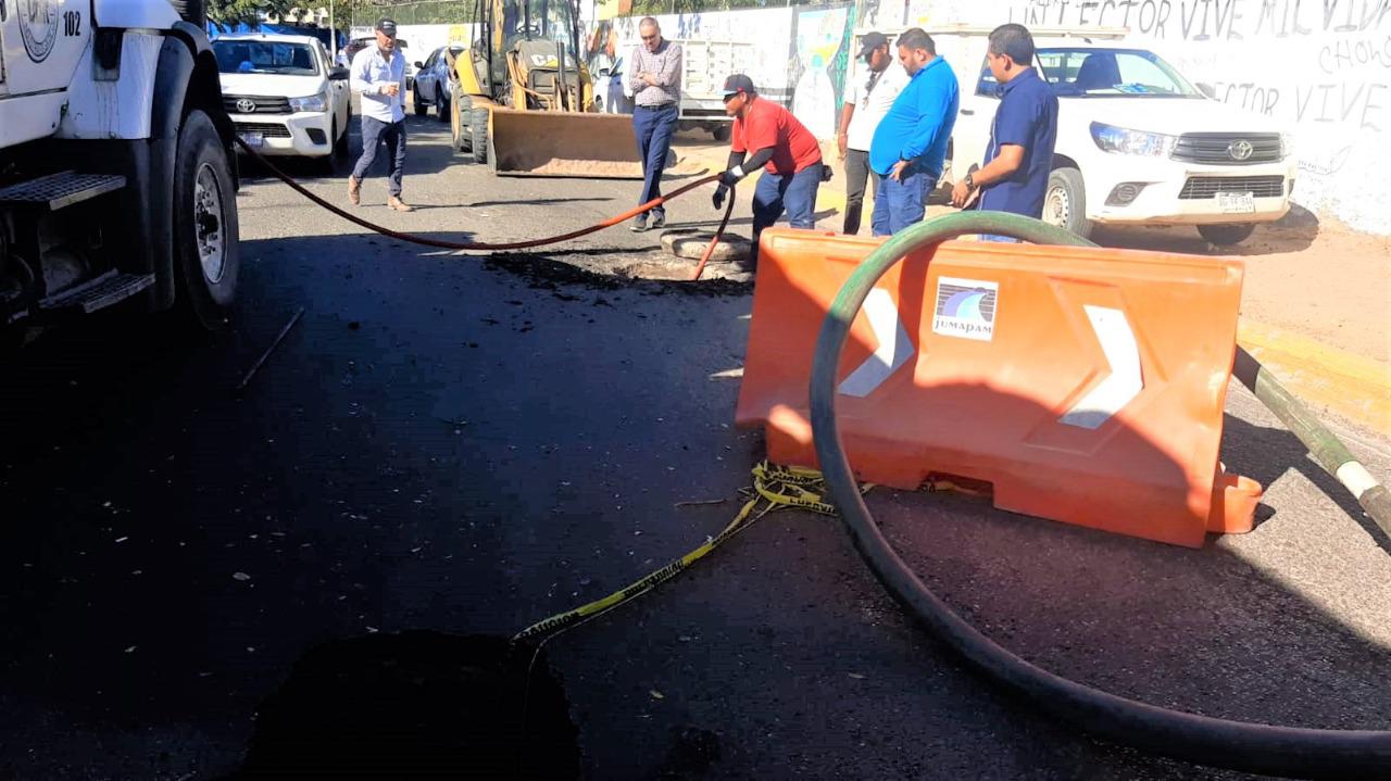 $!Alerta; cierran tráfico de la Calle Zeus para reparar socavón, en Mazatlán