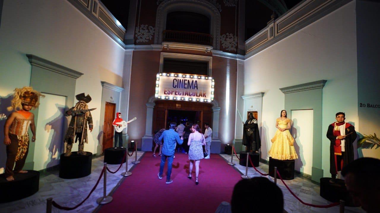 $!En el lobby del teatro diferentes personajes recibieron a los asistentes.