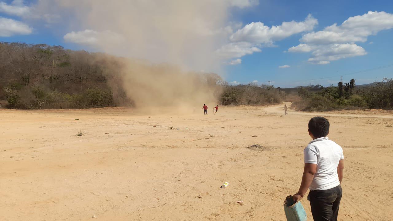 $!Remolino hace correr a futbolistas en La Palma Sola, en Mazatlán (FOTOS)