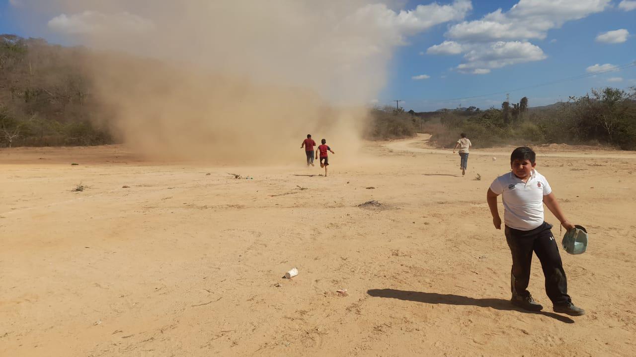 $!Remolino hace correr a futbolistas en La Palma Sola, en Mazatlán (FOTOS)