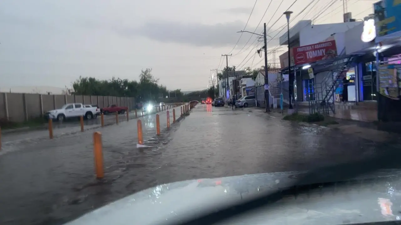 $!Rescatan cuerpos de auxilio a cuatro personas arrastradas por un arroyo durante lluvias en Culiacán