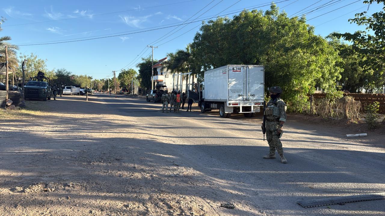 $!Balean a chofer de camión de carga y pide auxilio en retén militar, en Culiacán